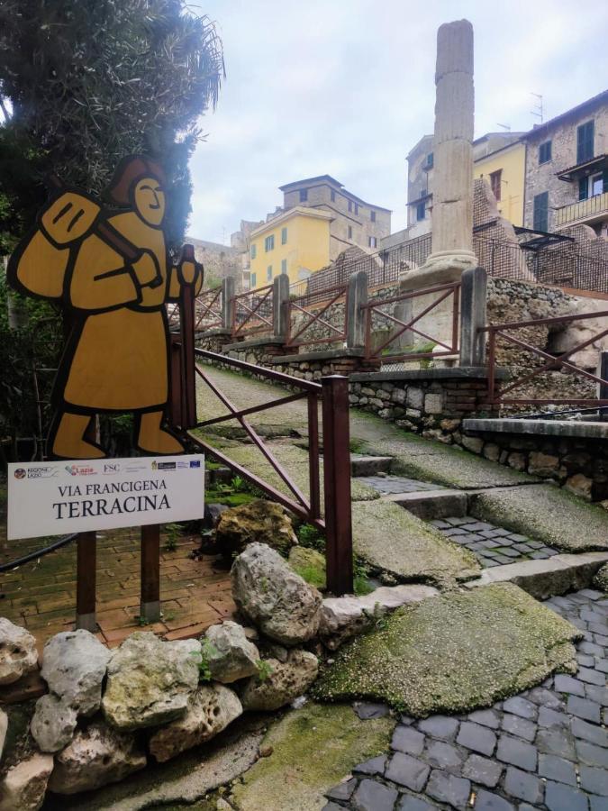 La Casetta Nelle Mura Terracina Esterno foto