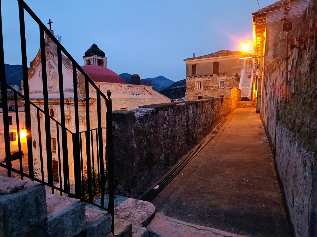 La Casetta Nelle Mura Terracina Esterno foto