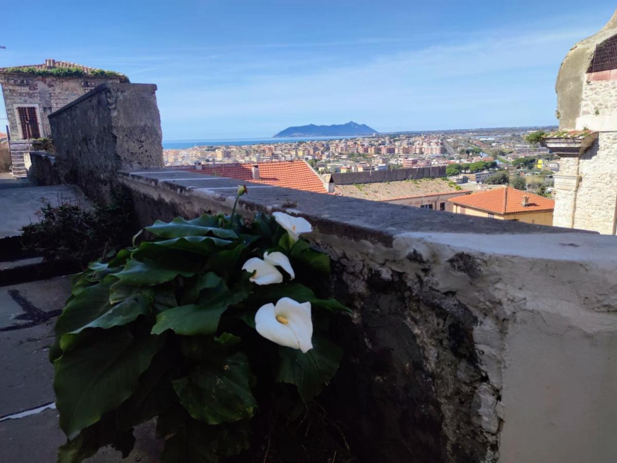 La Casetta Nelle Mura Terracina Esterno foto