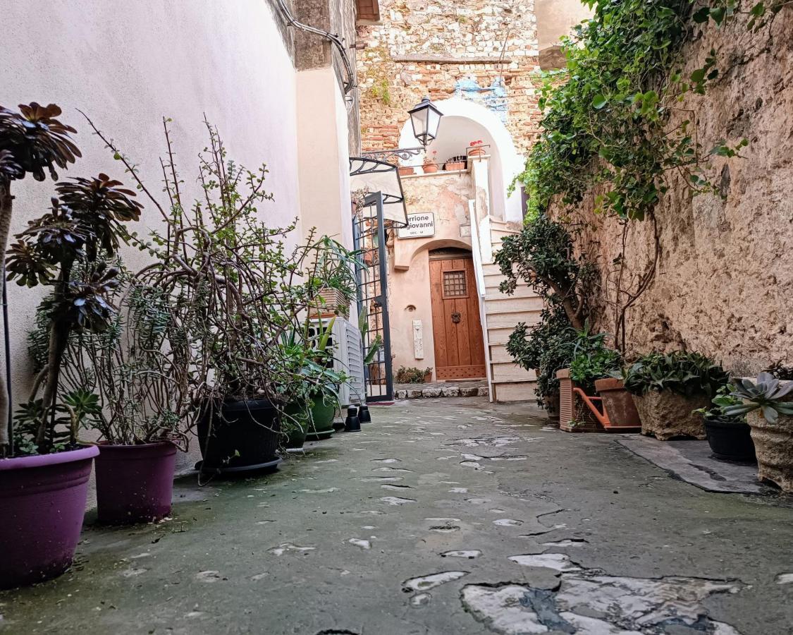 La Casetta Nelle Mura Terracina Esterno foto