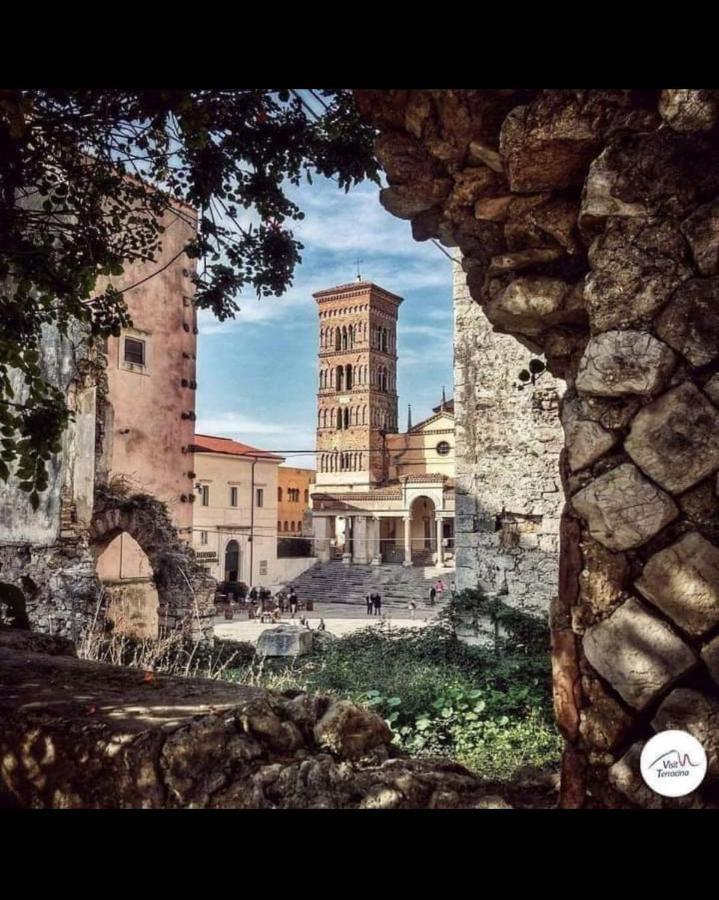 La Casetta Nelle Mura Terracina Esterno foto